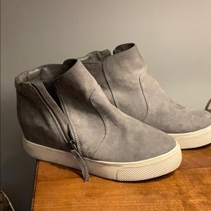 Universal thread grey sneakers